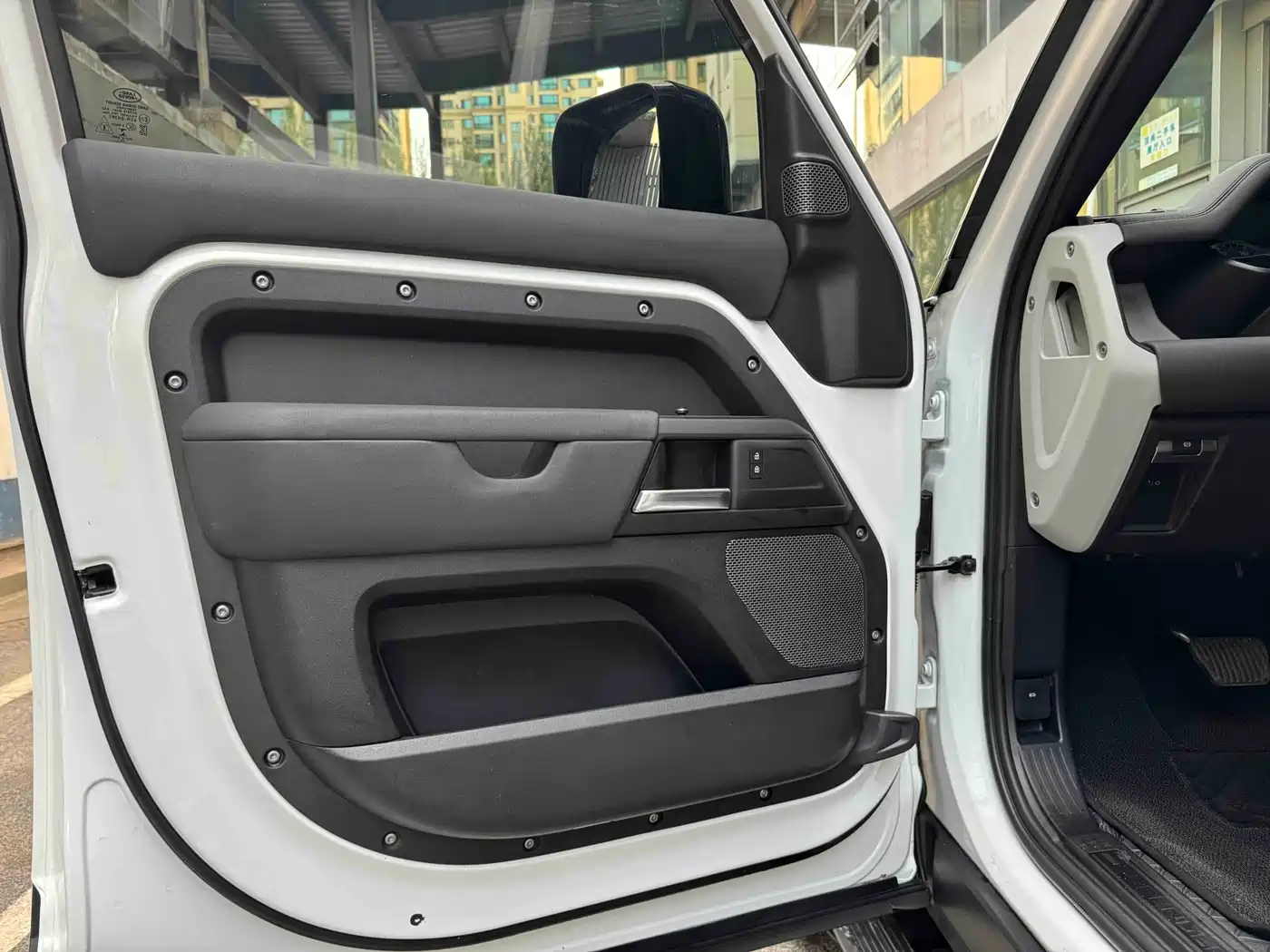 Land Rover Defender 2021 110 P400 SE фото 5