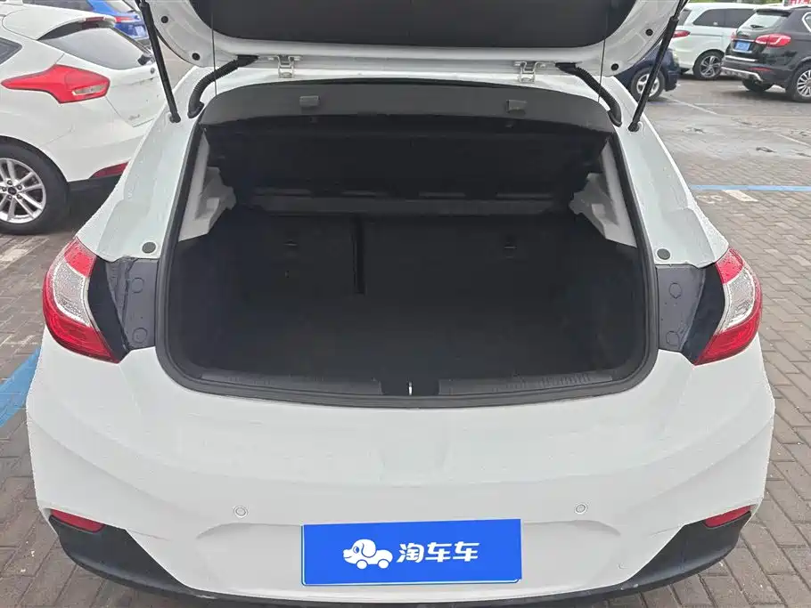 Chevrolet Cruze 2017 1.4T Hatchback DCT Leading Edge Edition фото 4