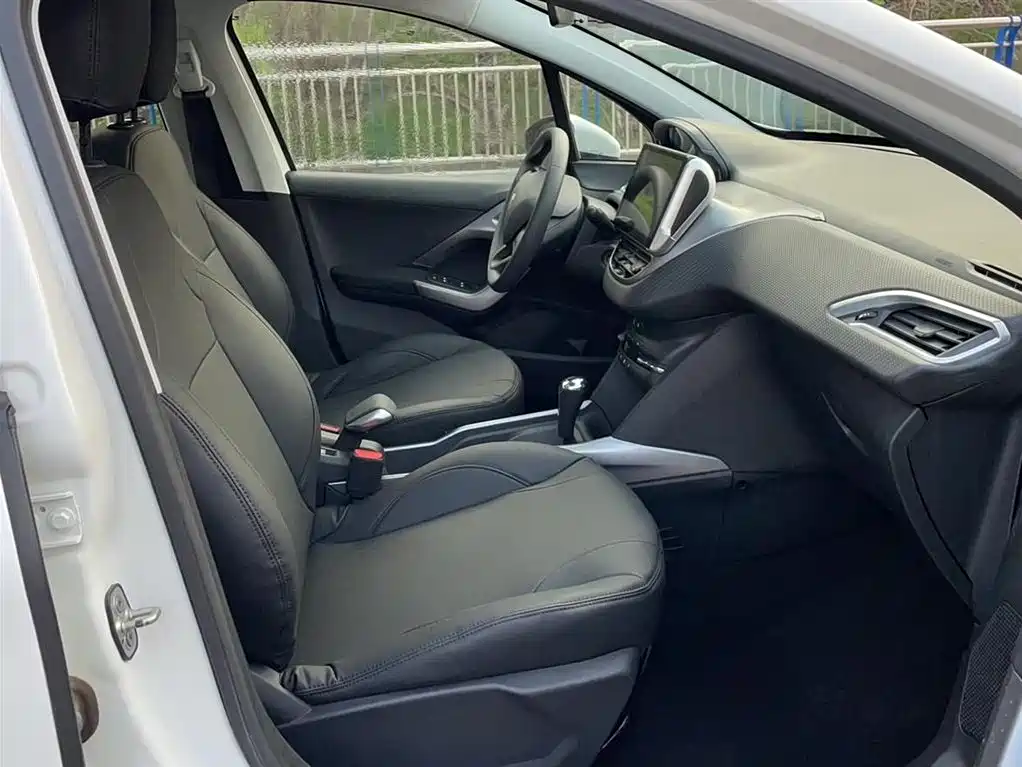Peugeot 2008 2014 1.6L Automatic Fashion Edition фото 16