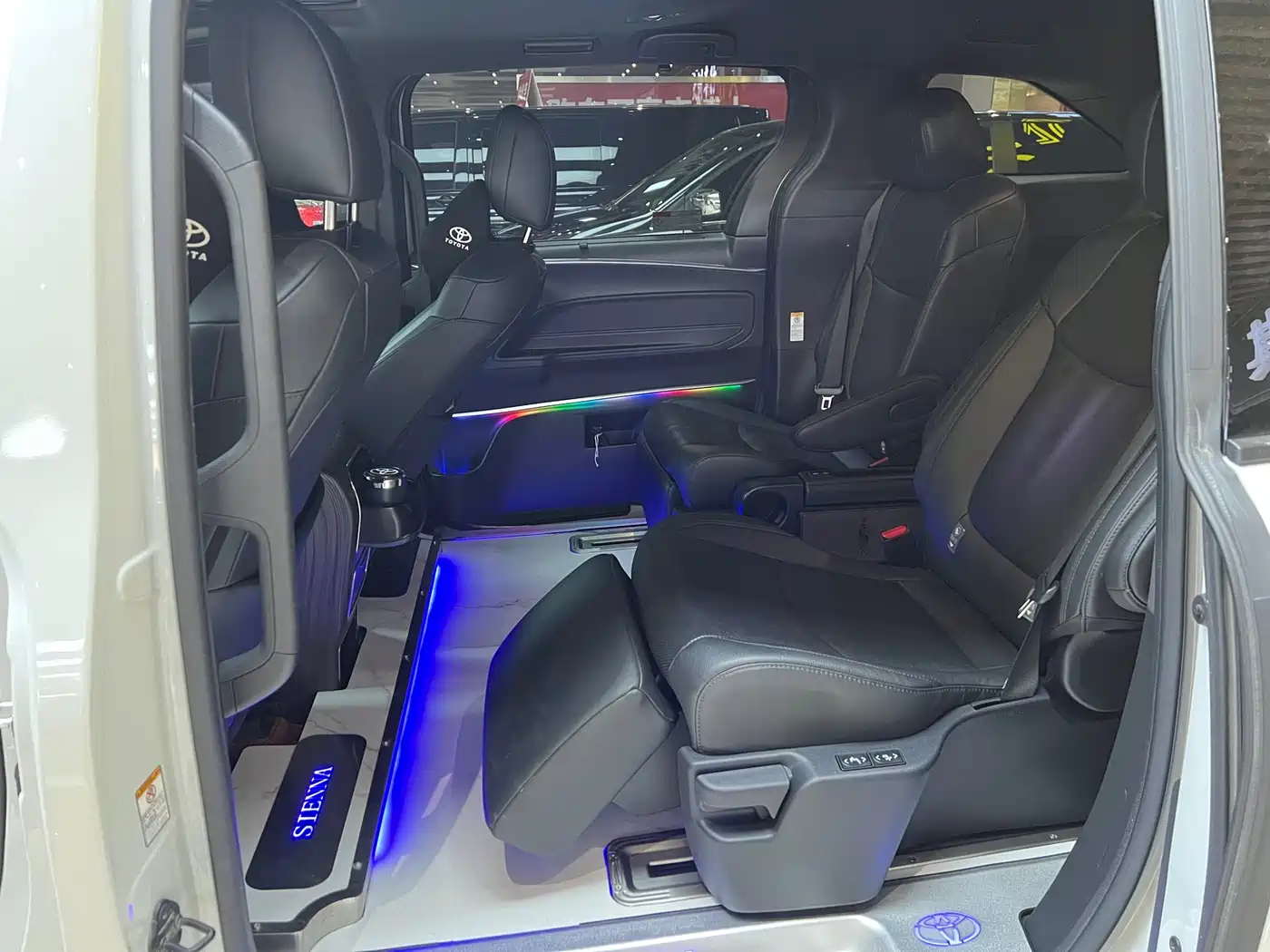 Toyota Sienna 2023 2.5L Hybrid Premium Edition фото 8