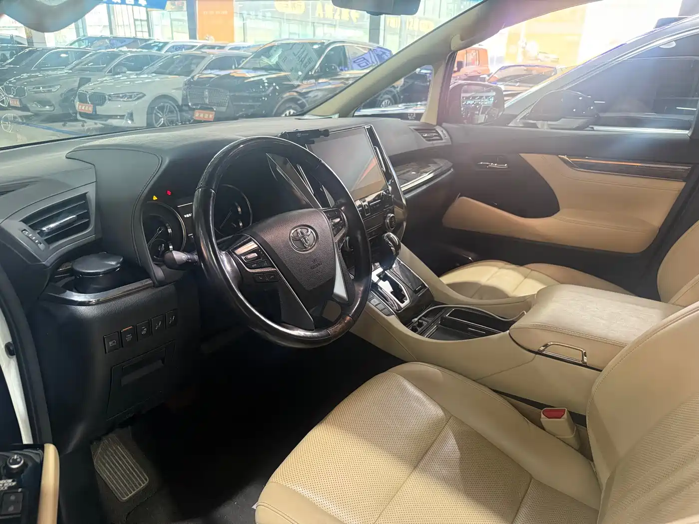 Toyota Vellfire 2021 Crown Hybrid 2.5L HV Premium Edition фото 2