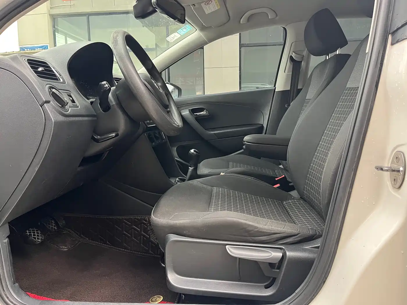 Volkswagen Polo 2014 1.4L Manual Comfort Edition фото 7