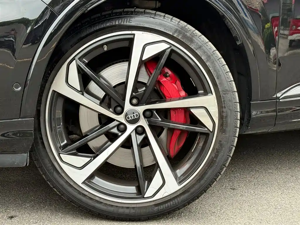 Audi SQ7 2024 4.0 TFSI Dark Knight Edition фото 34