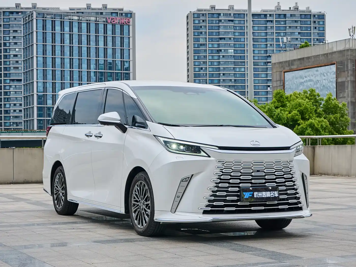 Lexus LM 2023 500h 6-Seater Prestige Edition фото 3