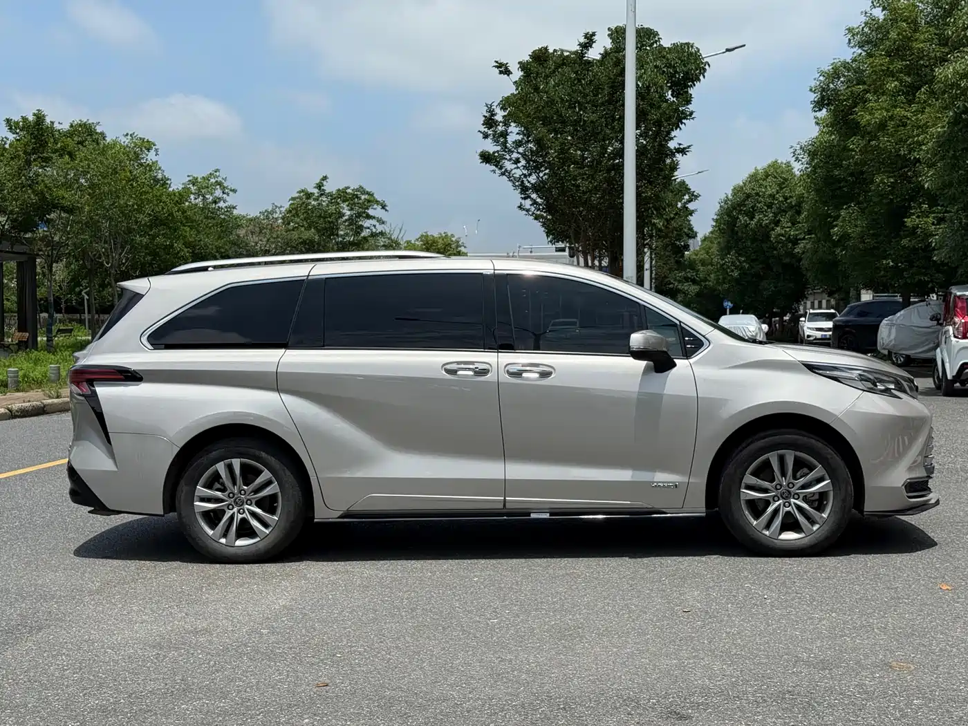 Toyota Sienna 2021 2.5L Hybrid Platinum Edition фото 4