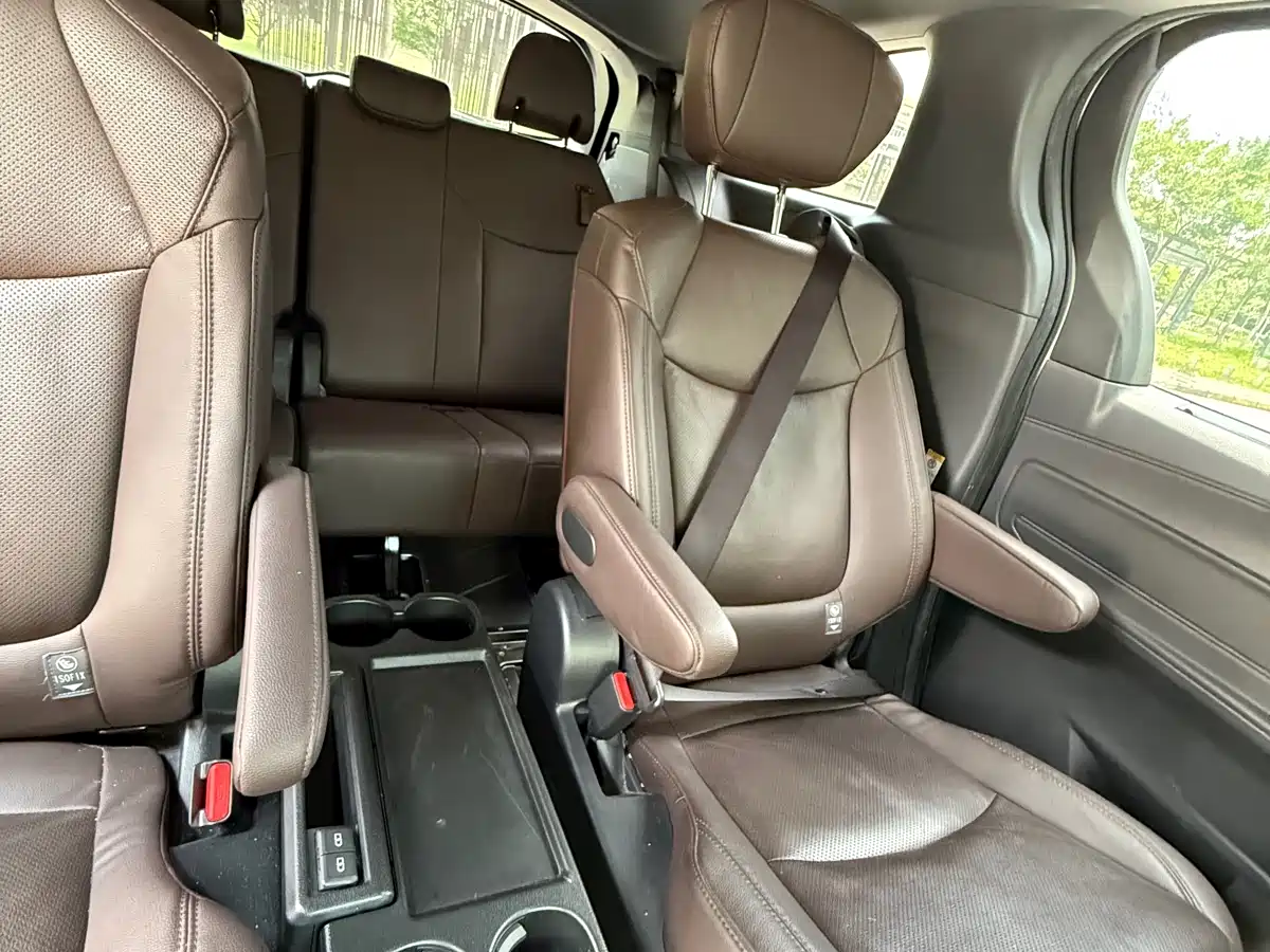 Toyota Sienna 2021 2.5L Hybrid Platinum Edition фото 15