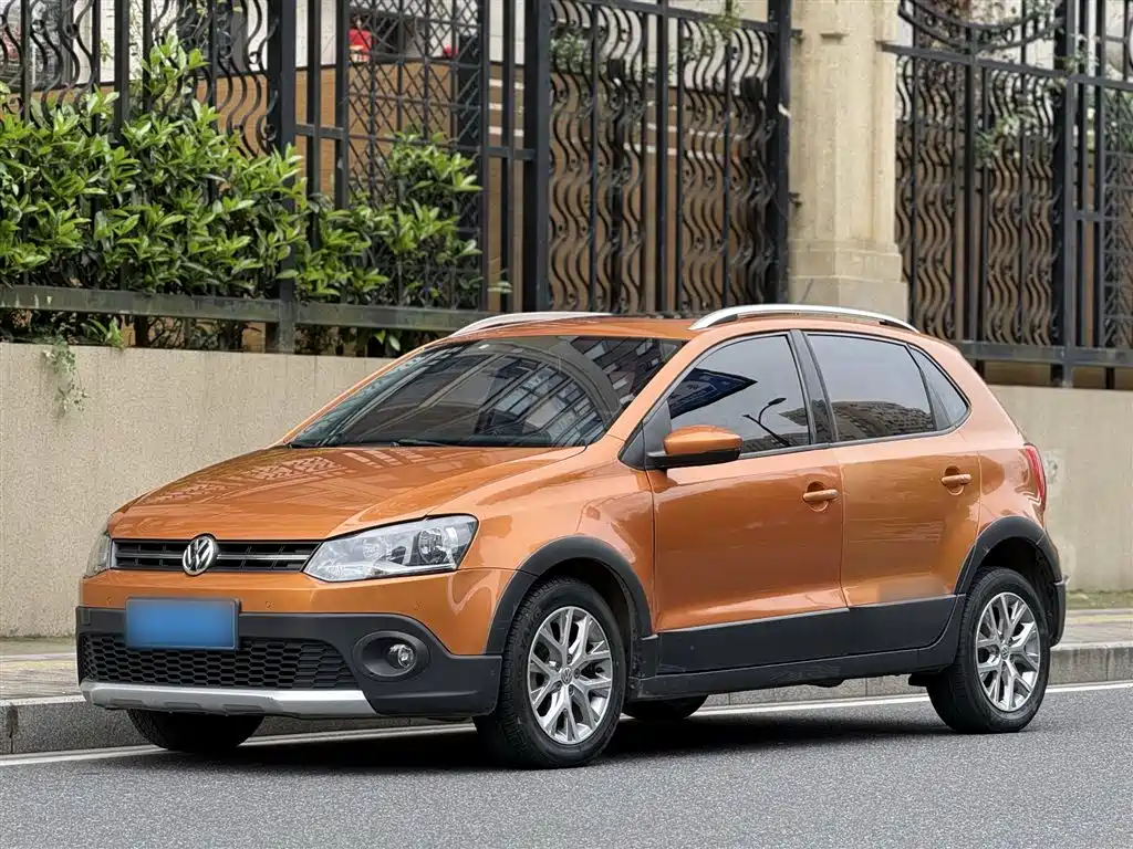 Volkswagen Polo 2016 1.6L Cross Polo Automatic фото 2