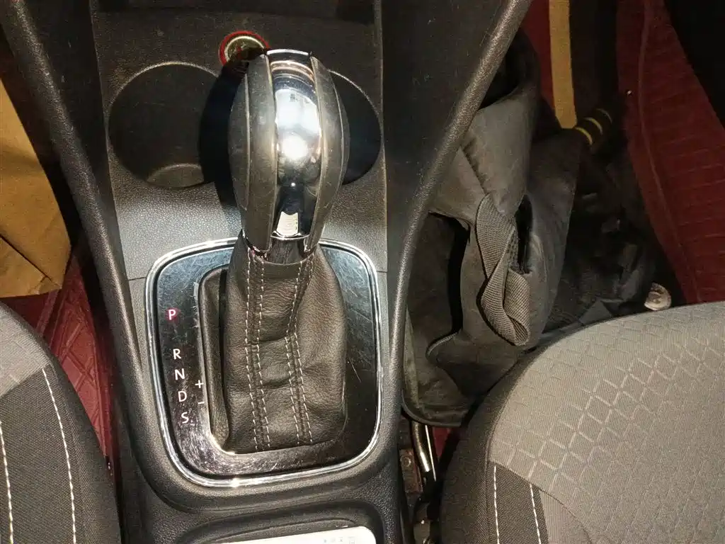 Volkswagen Polo 2016 1.6L Cross Polo Automatic фото 6