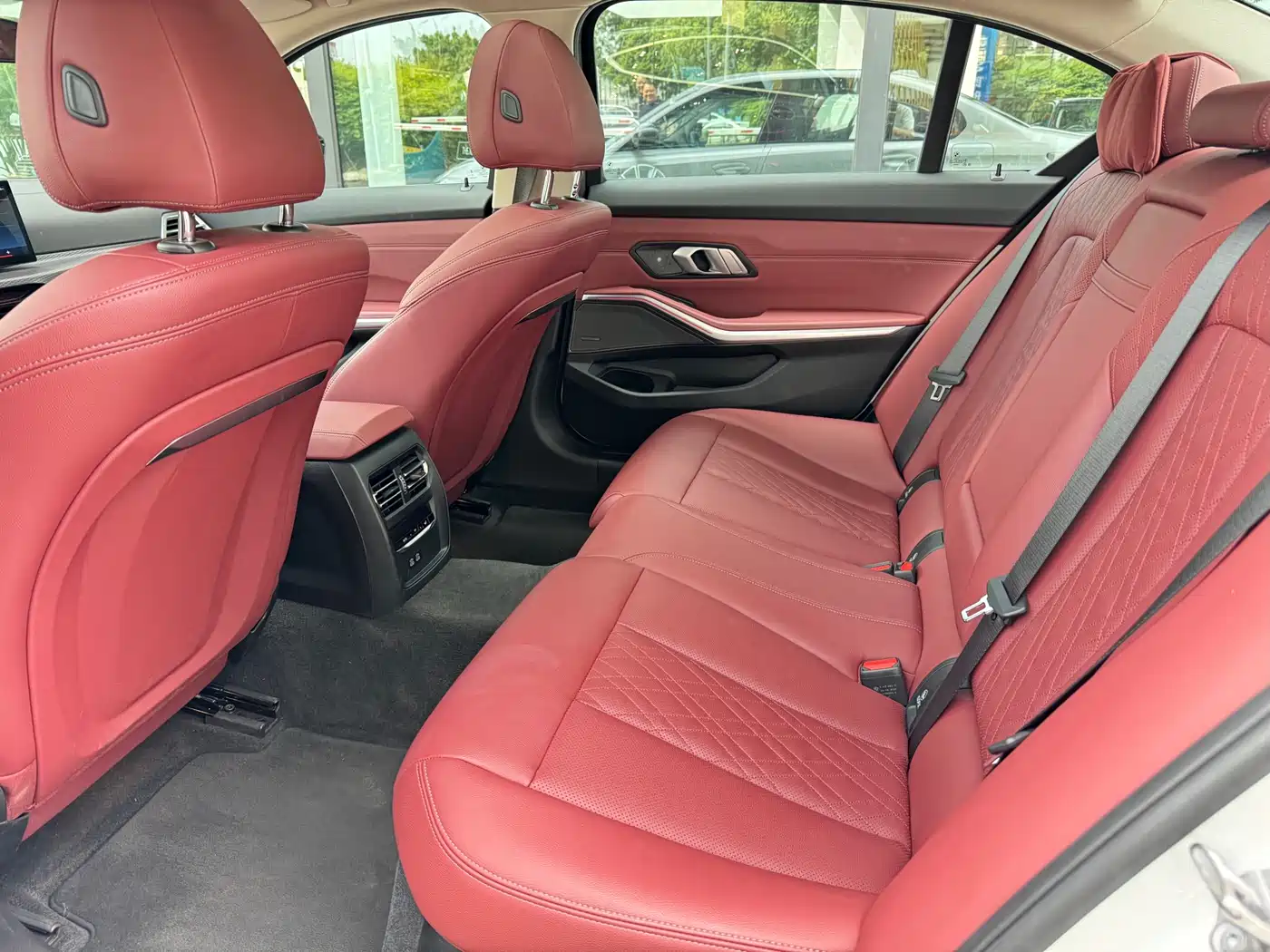 BMW 3 Series 2025 330Li M Sport Night Edition фото 8