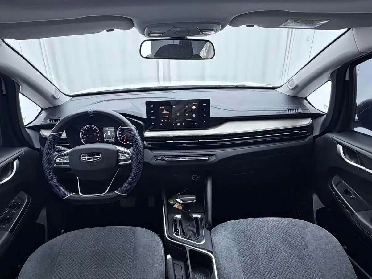 Фото 13 - Geely Vision X3
