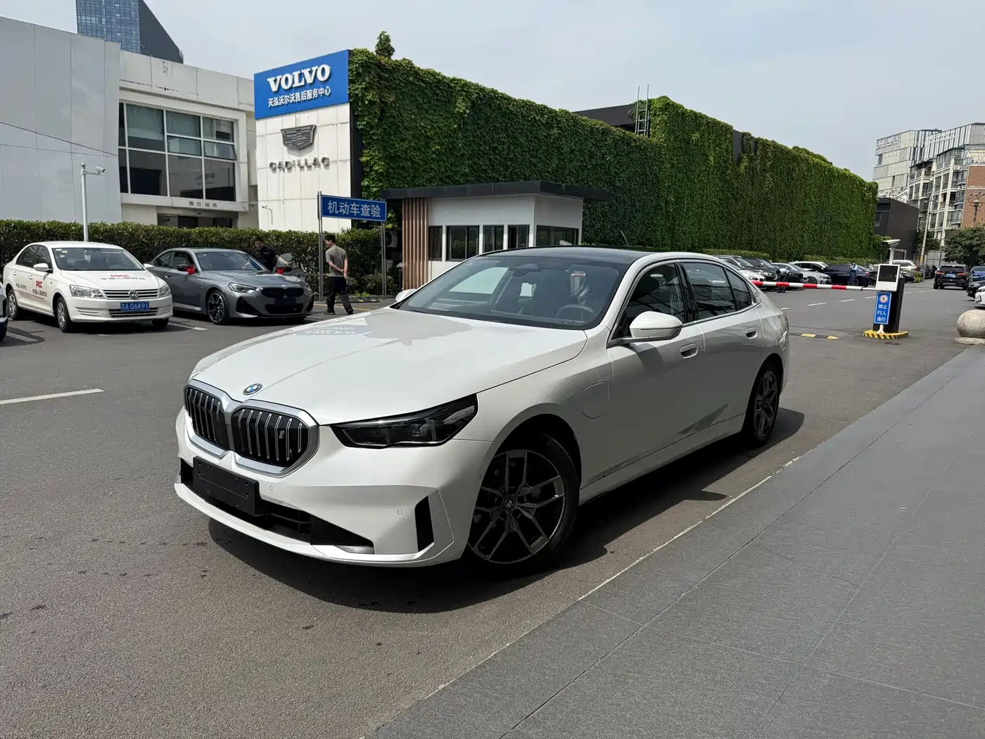 BMW i5 2025 eDrive 35L Luxury Package