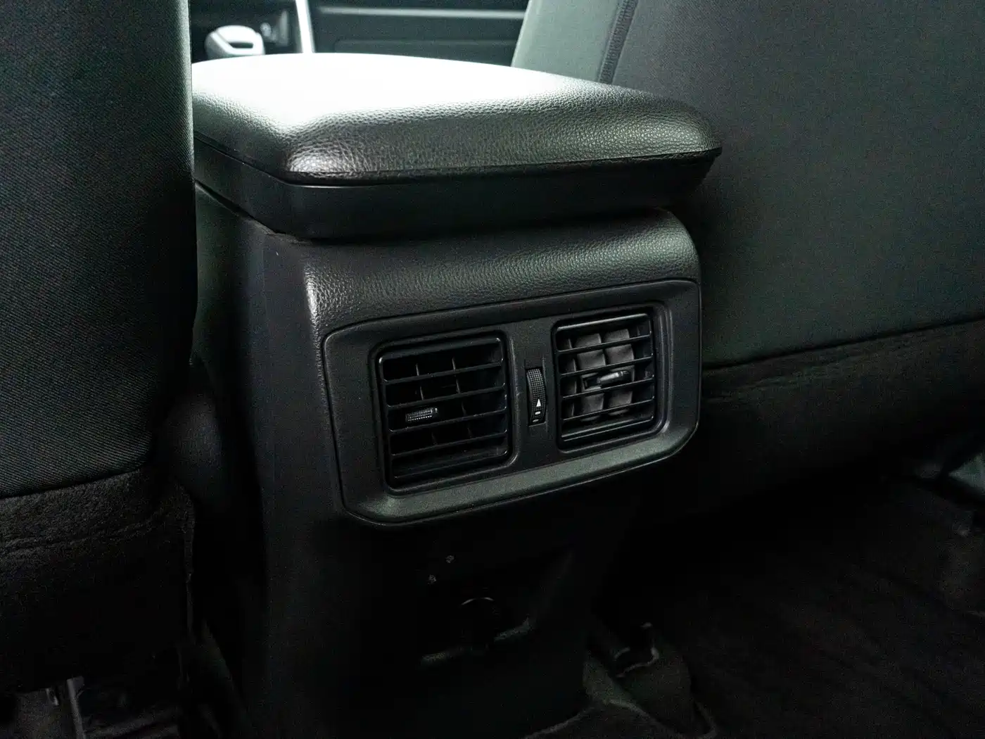 Toyota Wildlander 2023 2.0L CVT FWD LE фото 11