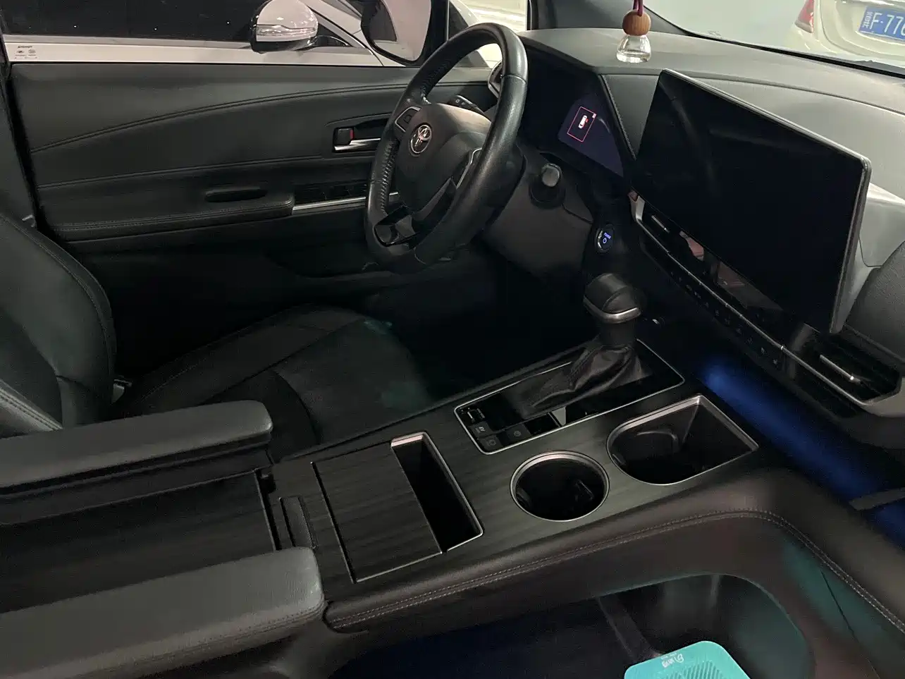 Toyota Sienna 2023 2.5L Hybrid Ultimate Edition фото 6