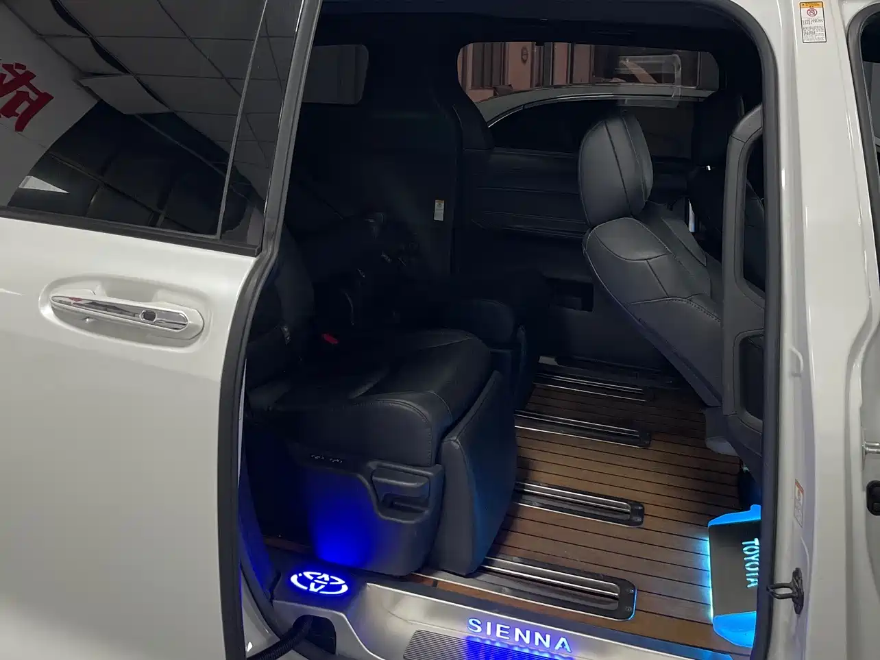 Toyota Sienna 2023 2.5L Hybrid Ultimate Edition фото 7