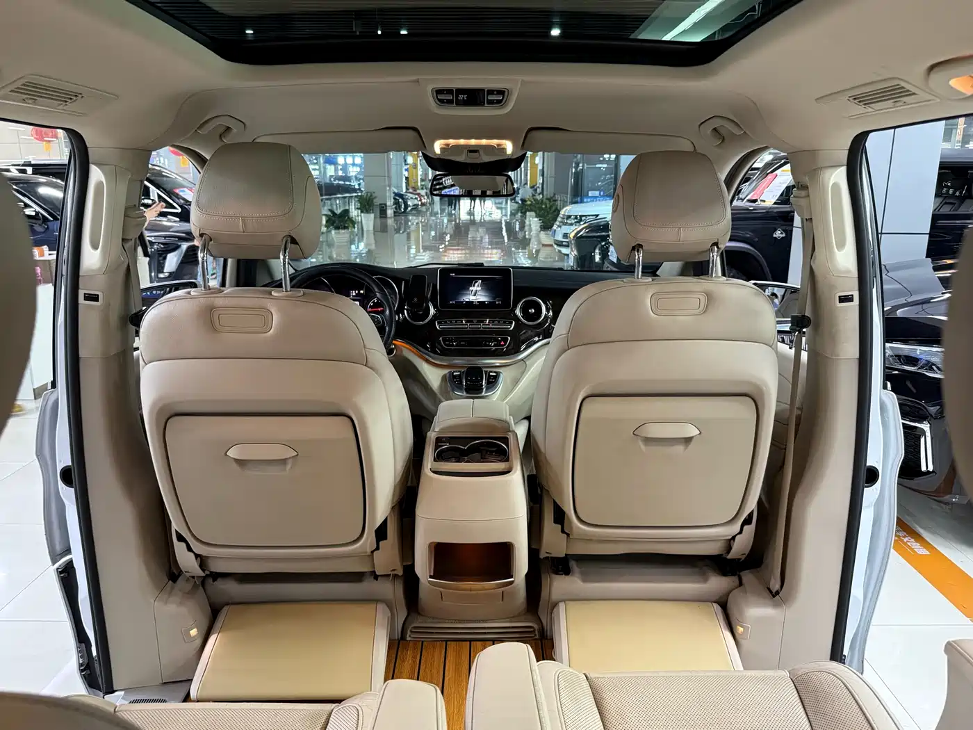 Mercedes-Benz V-Class 2017 Model V 260 L Premium Extended Edition фото 19
