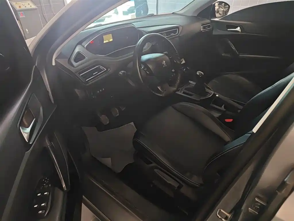 Peugeot 308 2016 1.6L Manual Fashion фото 15