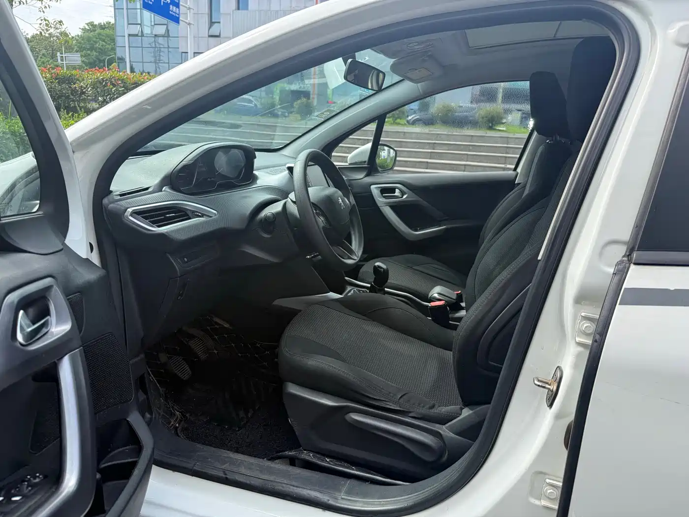 Peugeot 2008 2014 1.6L Manual Fashion Edition фото 7
