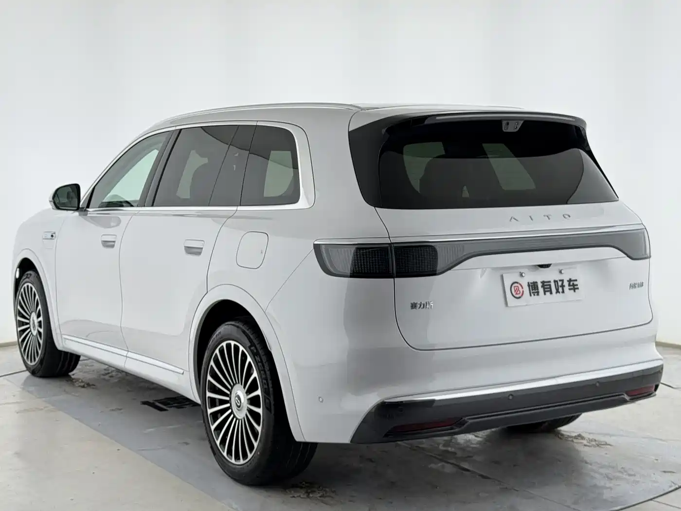 AITO Wenjie AITO M8 2025 Range Extender Max+ Edition 53.4kWh 5-seater фото 9
