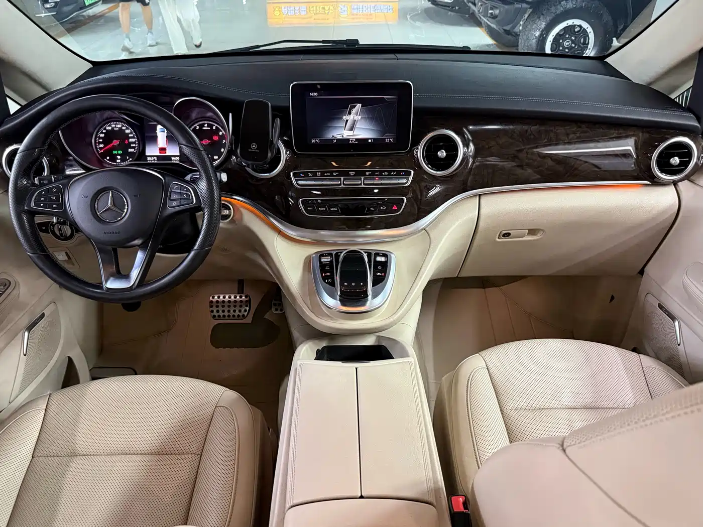 Mercedes-Benz V-Class 2017 Model V 260 L Premium Extended Edition фото 10