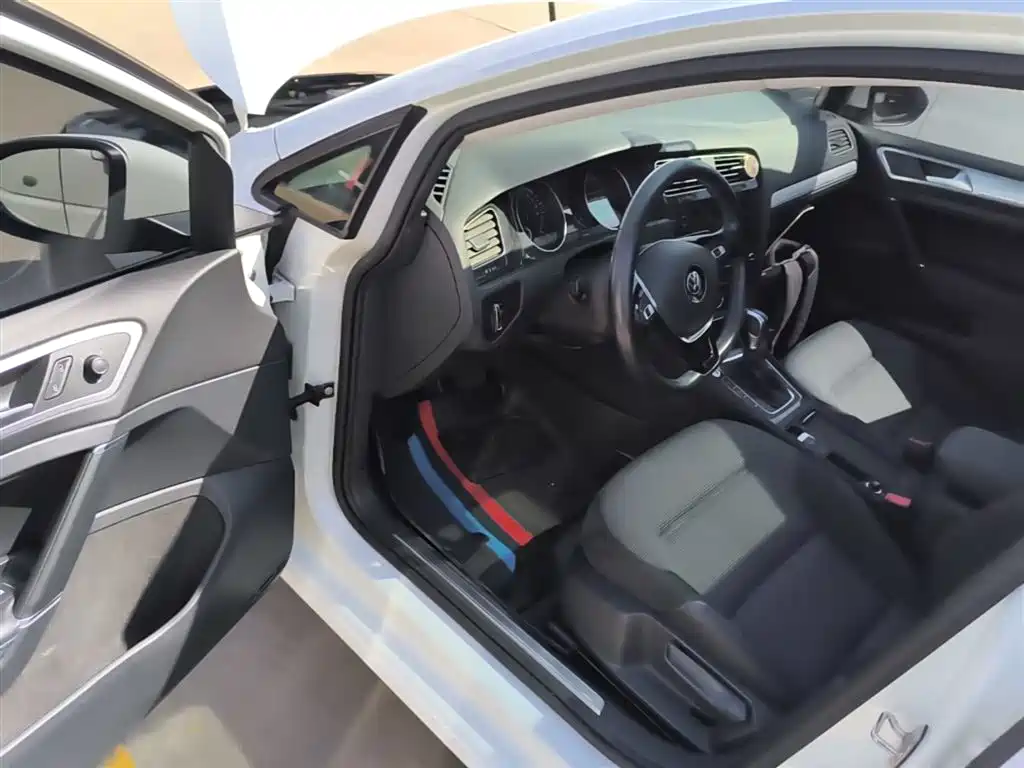 VOLKSWAGEN GOLF*PURE ELECTRICITY