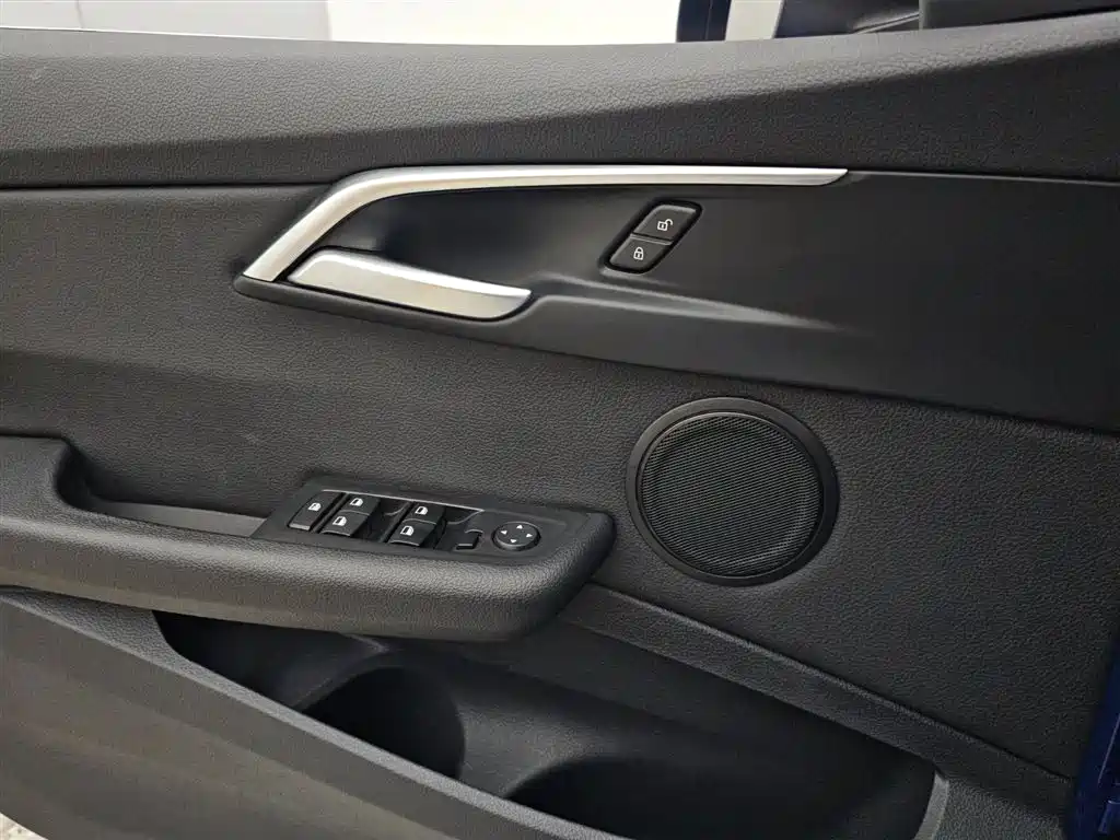 BMW 1 Series 2018 118i Sport Edition фото 8