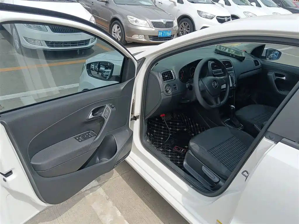 Volkswagen Polo 2014 1.4L Automatic Comfort Edition фото 12
