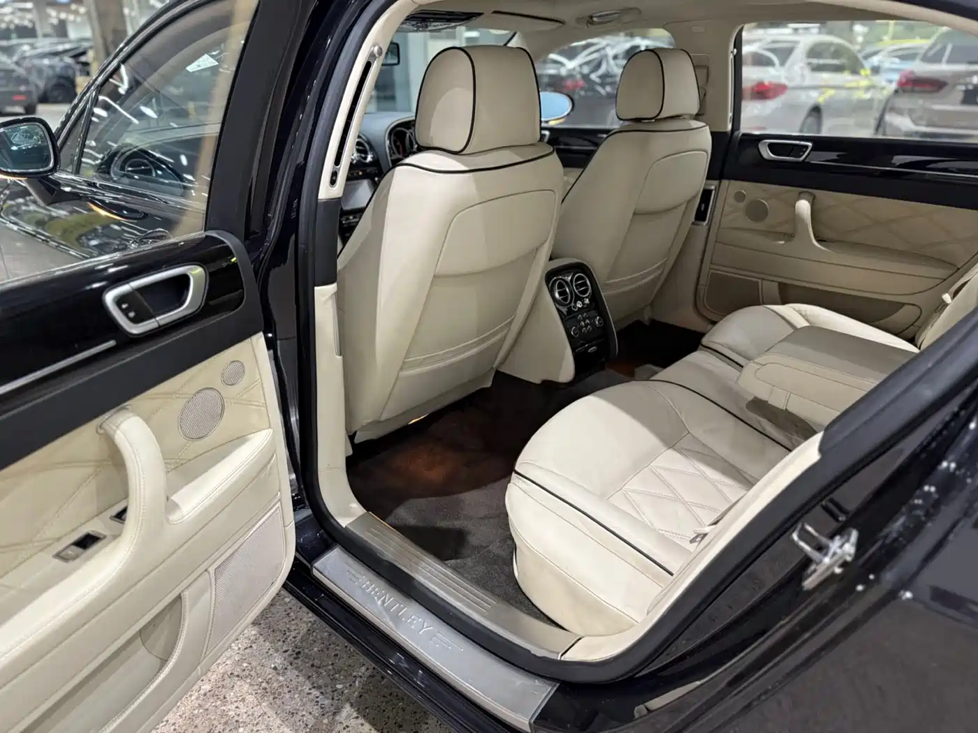 Bentley Flying Spur 2010 6.0T 5-seater Version фото 6