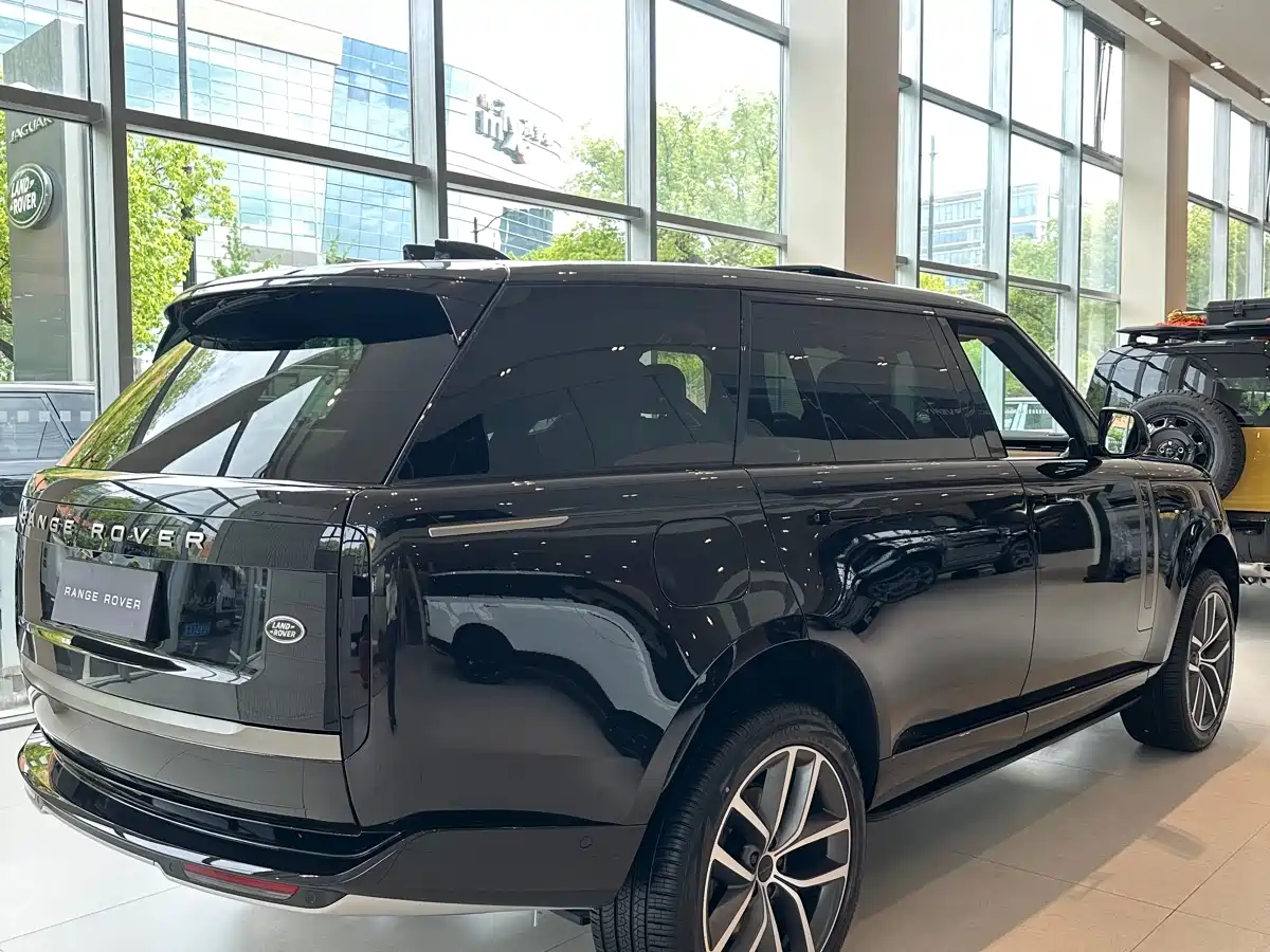 Land Rover Range Rover 2026 Model 3.0 L6 400PS SE Long Wheelbase Version фото 6