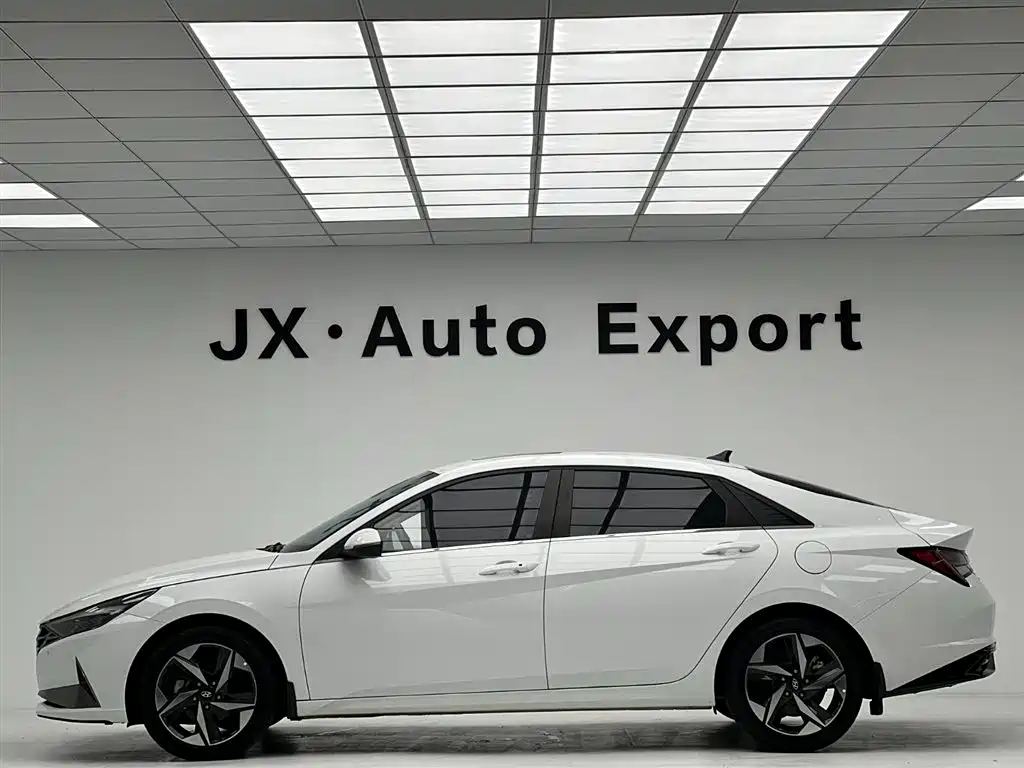 Hyundai Elantra 2021 1.5L CVT LUX Premium Edition фото 7