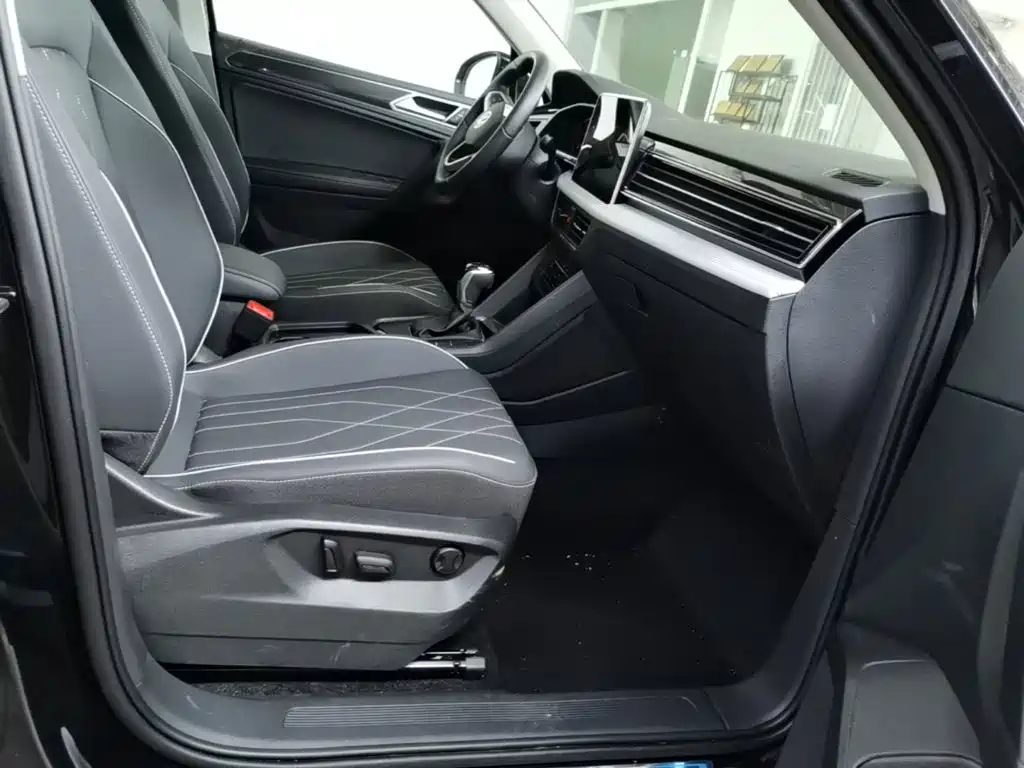Фото 25 - Volkswagen Tiguan L