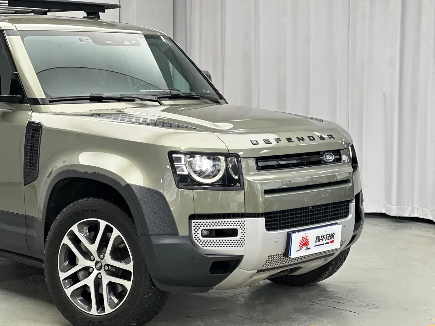 Land Rover Defender 2023 Model 110 3.0T P400 Dark Special Edition фото 6