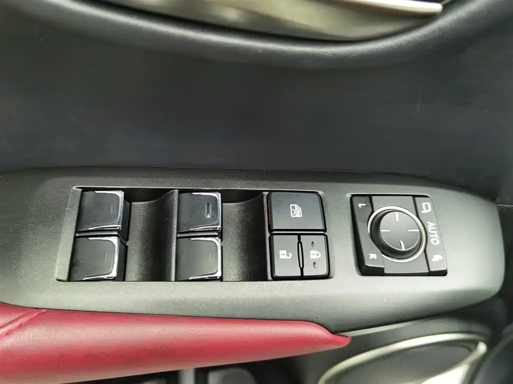 Lexus NX 2018 300h FWD Sharp Edition China VI фото 9