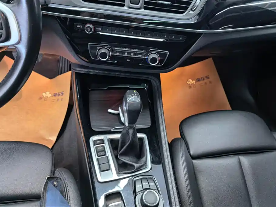 BMW 1 Series 2018 118i Sport Edition фото 16