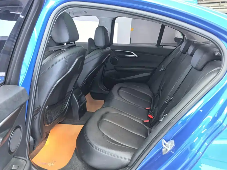 BMW 1 Series 2018 118i Sport Edition фото 11