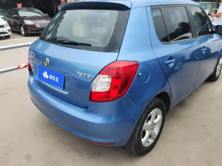 Škoda Fabia 2012 1.4L Automatic Crystal Edition фото 3
