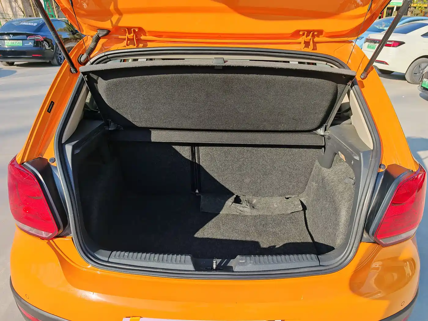 Volkswagen Polo 2014 1.6L Cross Polo Automatic фото 14