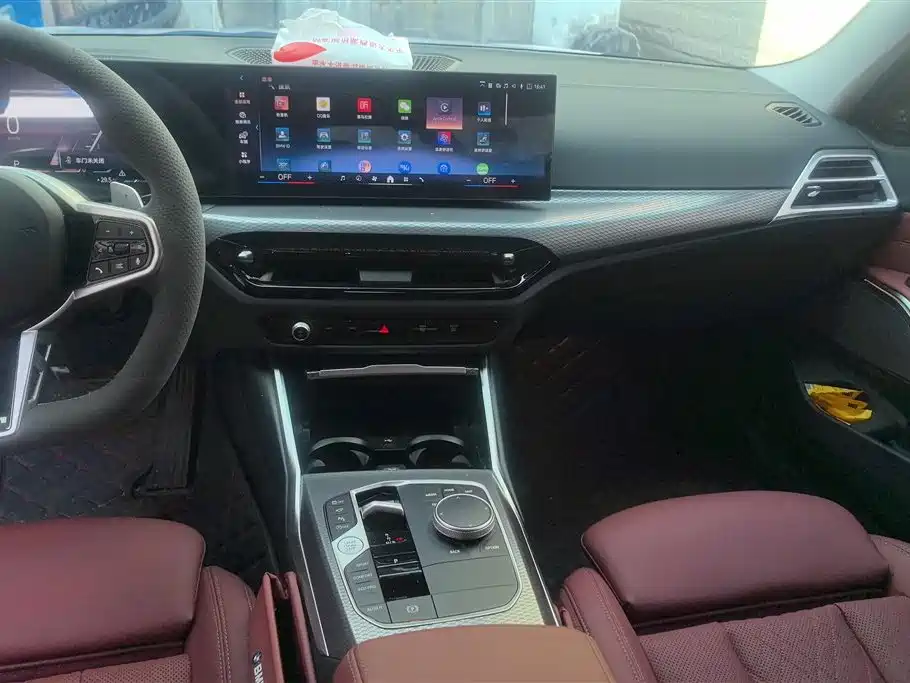 BMW 3 Series 2025 330i M Sport Night Edition фото 13