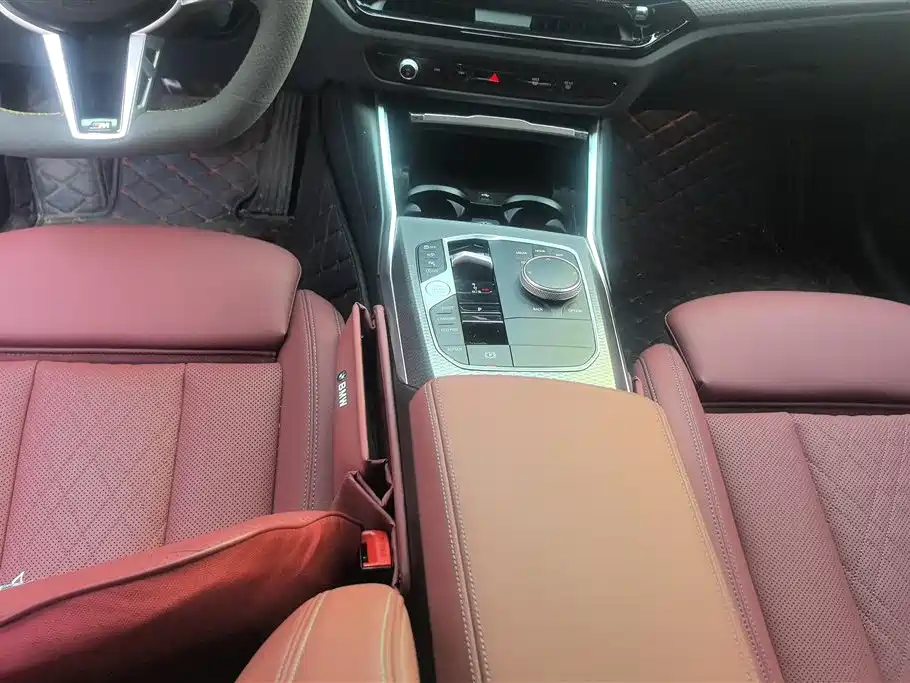 BMW 3 Series 2025 330i M Sport Night Edition фото 16