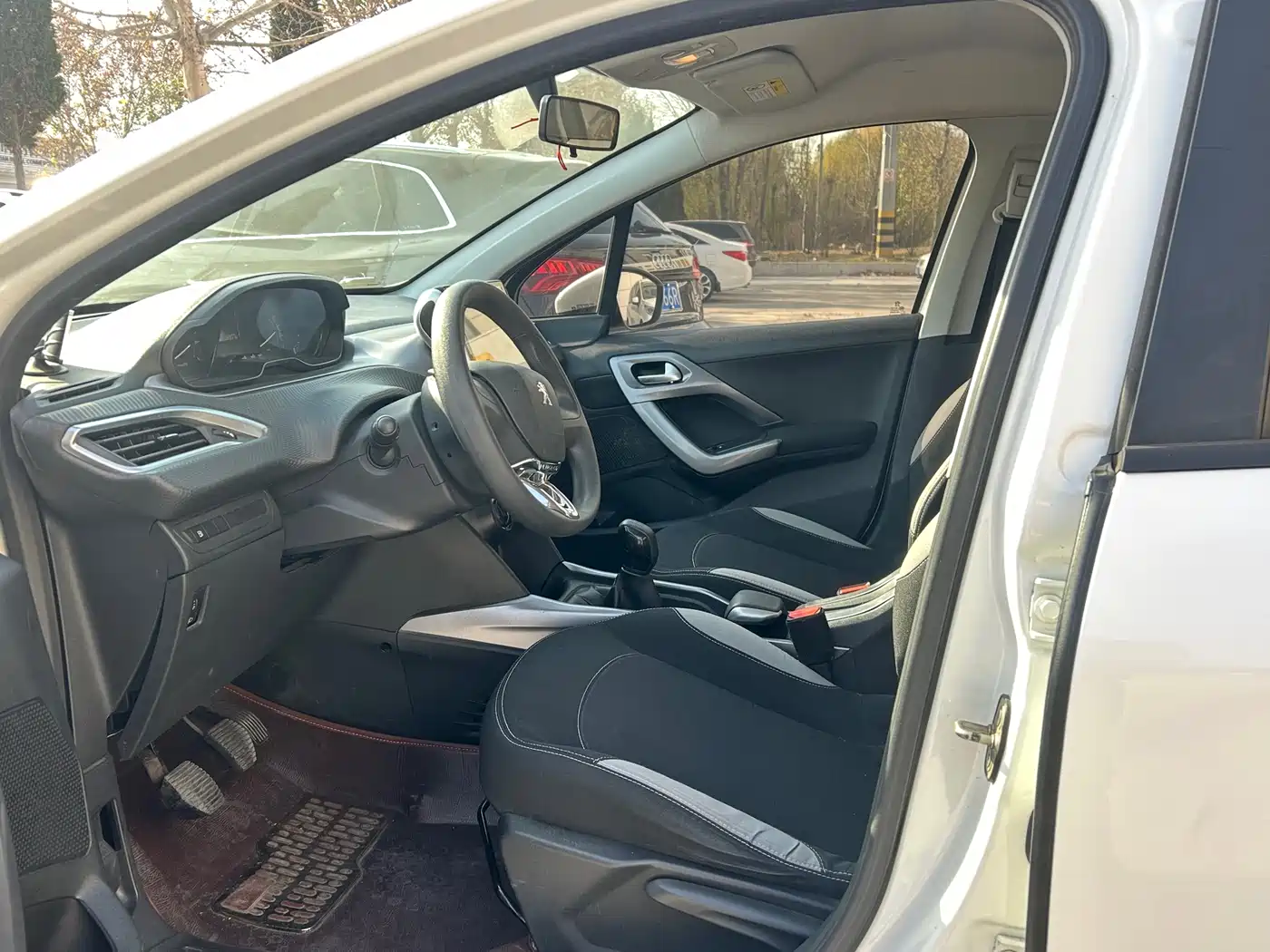 Peugeot 2008 2014 1.6L Manual Trend Edition фото 8
