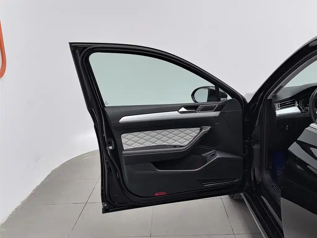 Volkswagen Magotan 2023 Model 2 Million Commemorative Edition 330TSI DSG Luxury фото 8