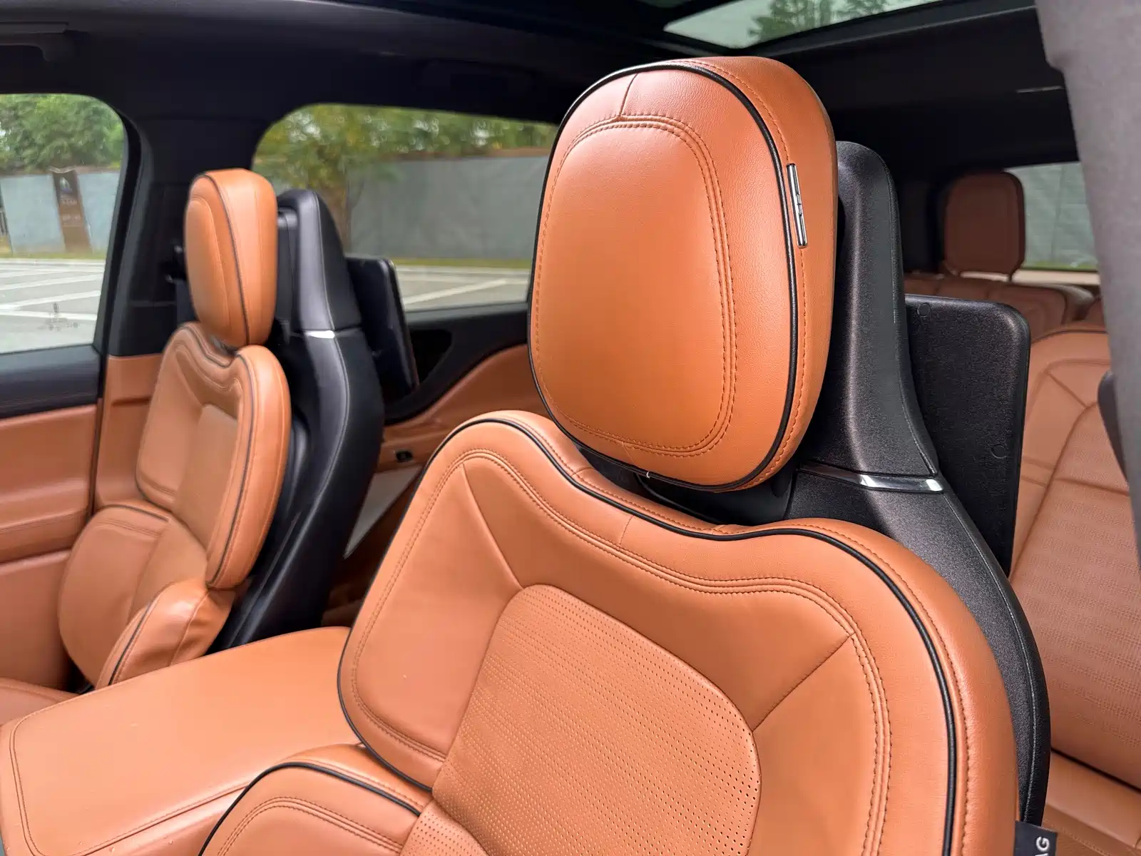 Фото 36 - Lincoln Aviator