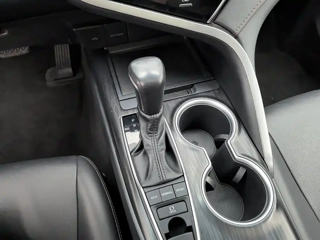 Toyota Camry 2023 2.5G Luxury Edition фото 13