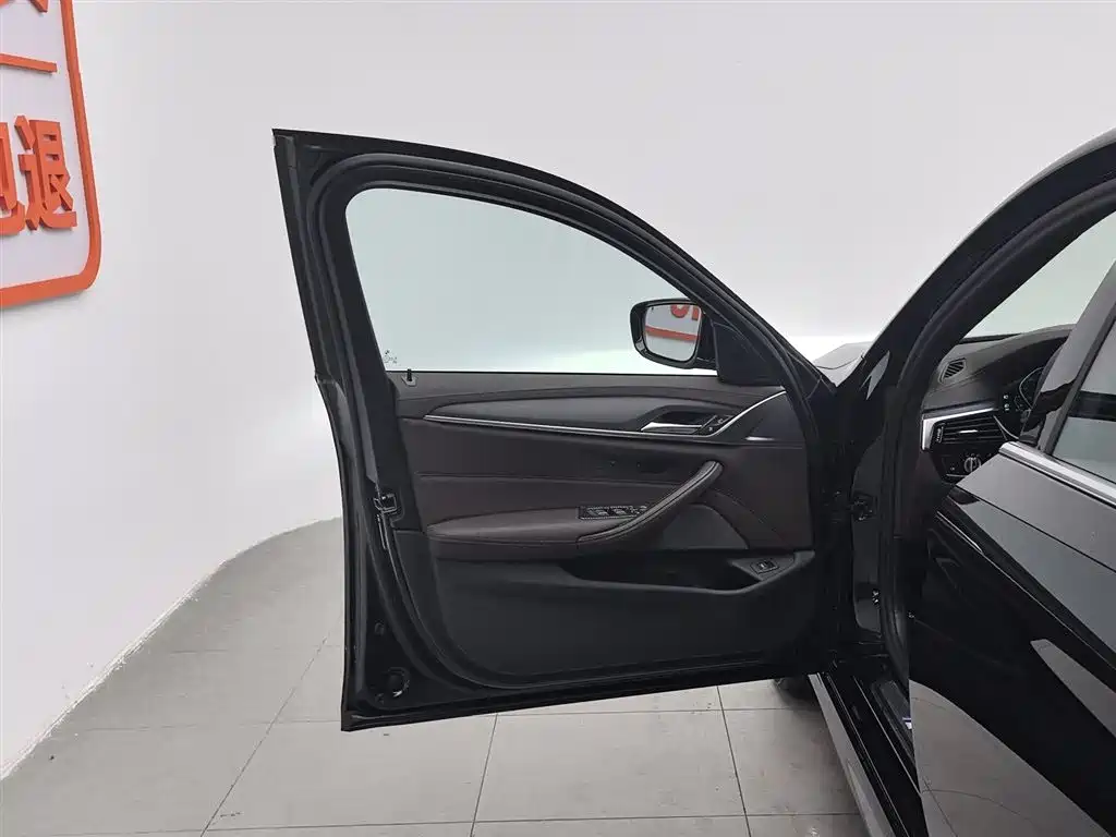 BMW 5 Series 2023 530Li Leading M Sport Package фото 8