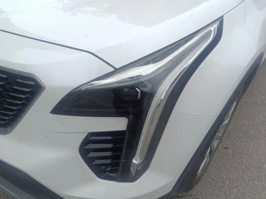 Photo 5 - Cadillac XT4