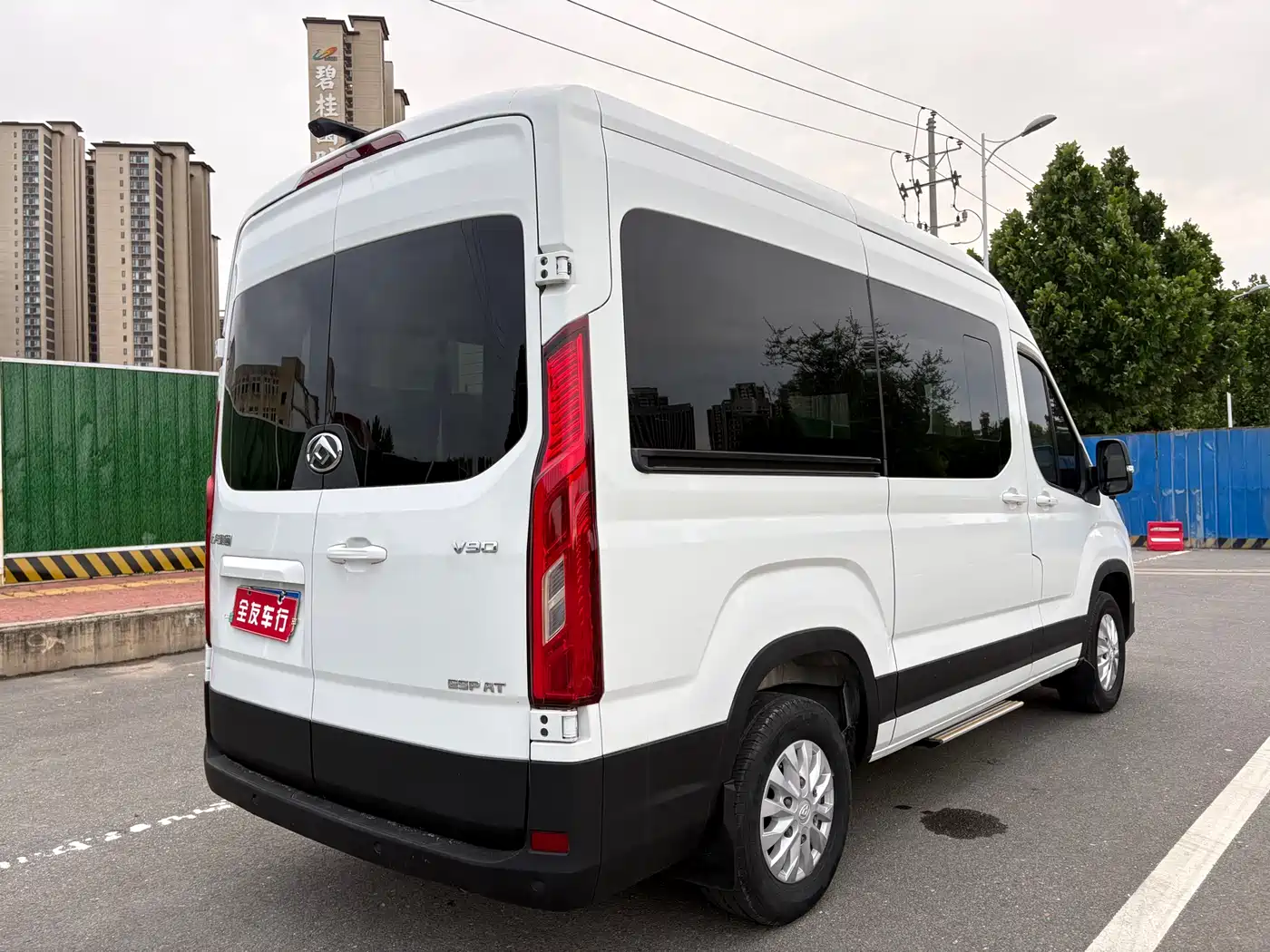SAIC Maxus Xintu V90 2021 2.0T Automatic Smart Transporter RWD Single Tire Long Wheelbase High Roof 7-seater фото 4