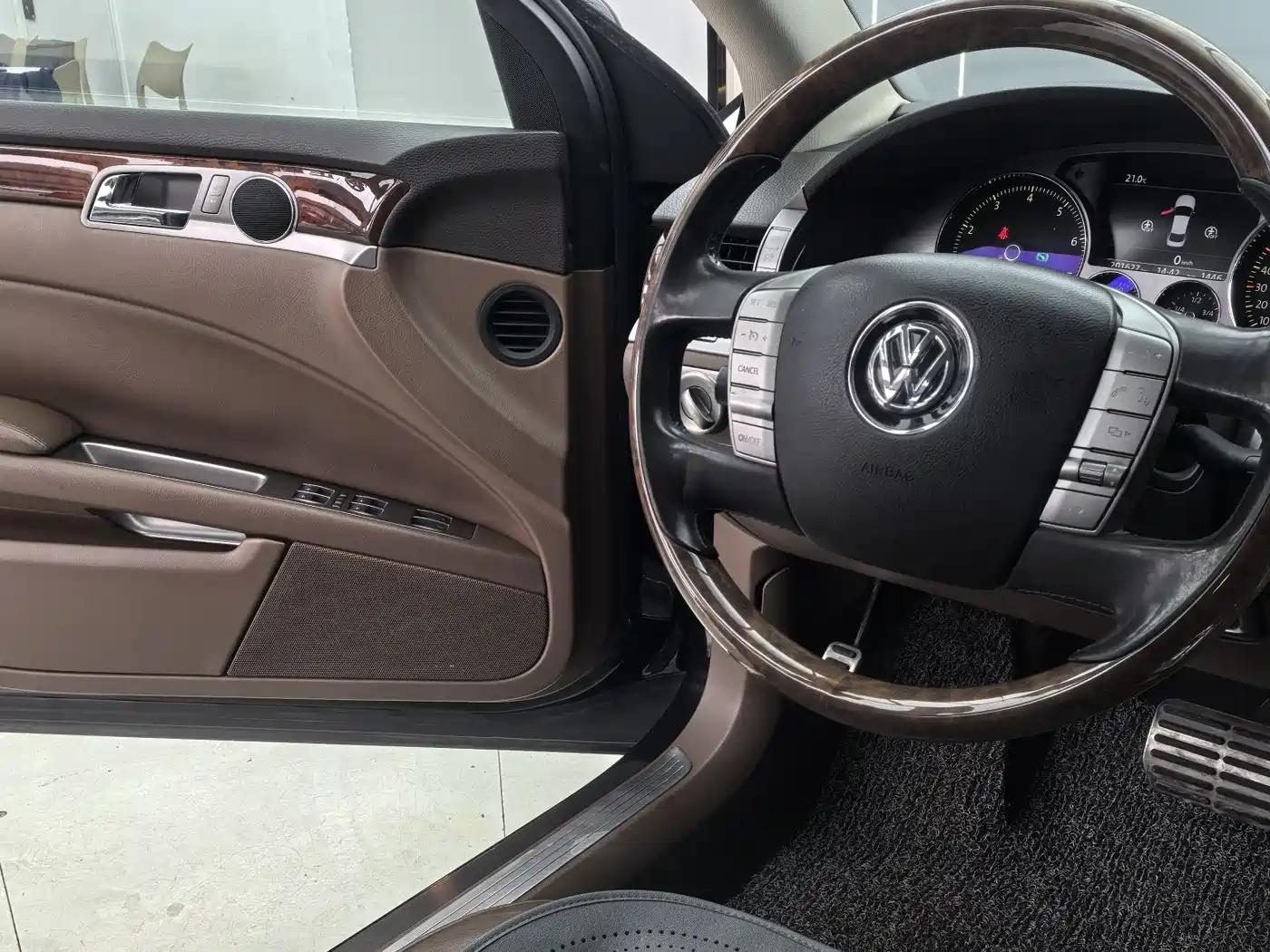 Volkswagen Phaeton 2011 3.6L V6 5-Seater Extended Comfort фото 5