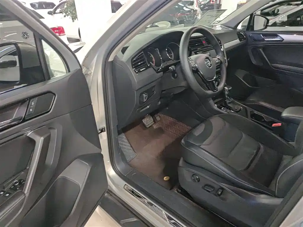 Volkswagen Tiguan L 2017 330TSI Automatic 2WD Luxury Edition фото 16