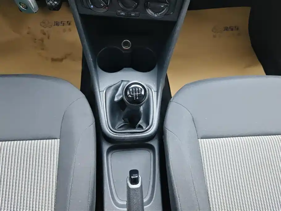 Volkswagen Polo 2014 1.4L Manual Trend Edition фото 16