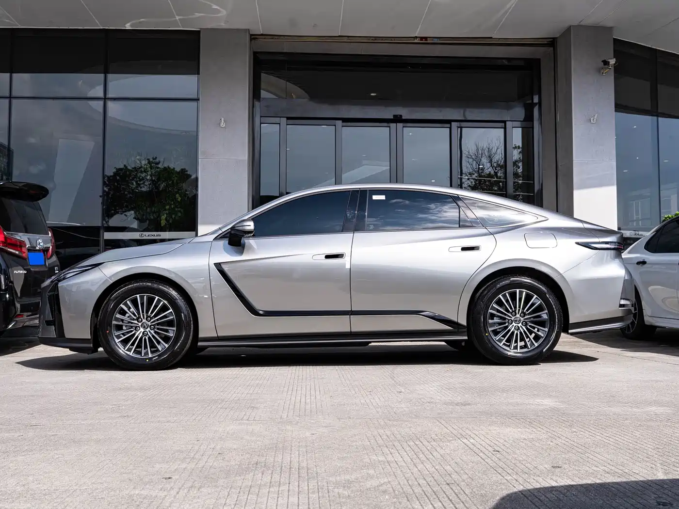 Lexus ES 2025 Model 300h Base Version фото 4