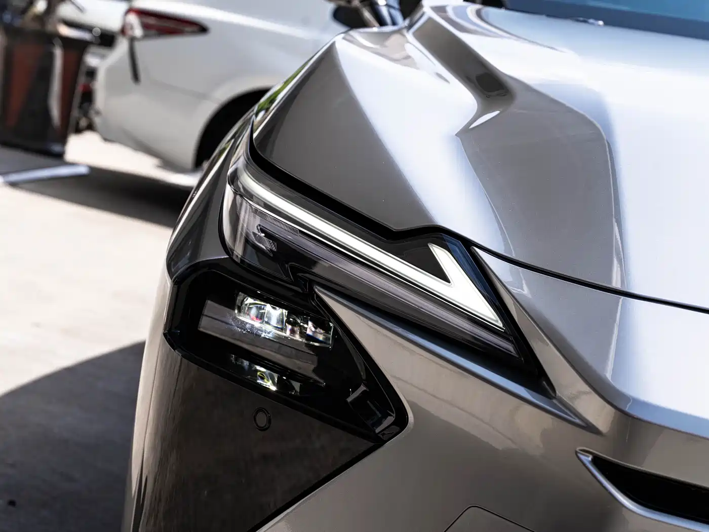 Lexus ES 2025 Model 300h Base Version фото 6